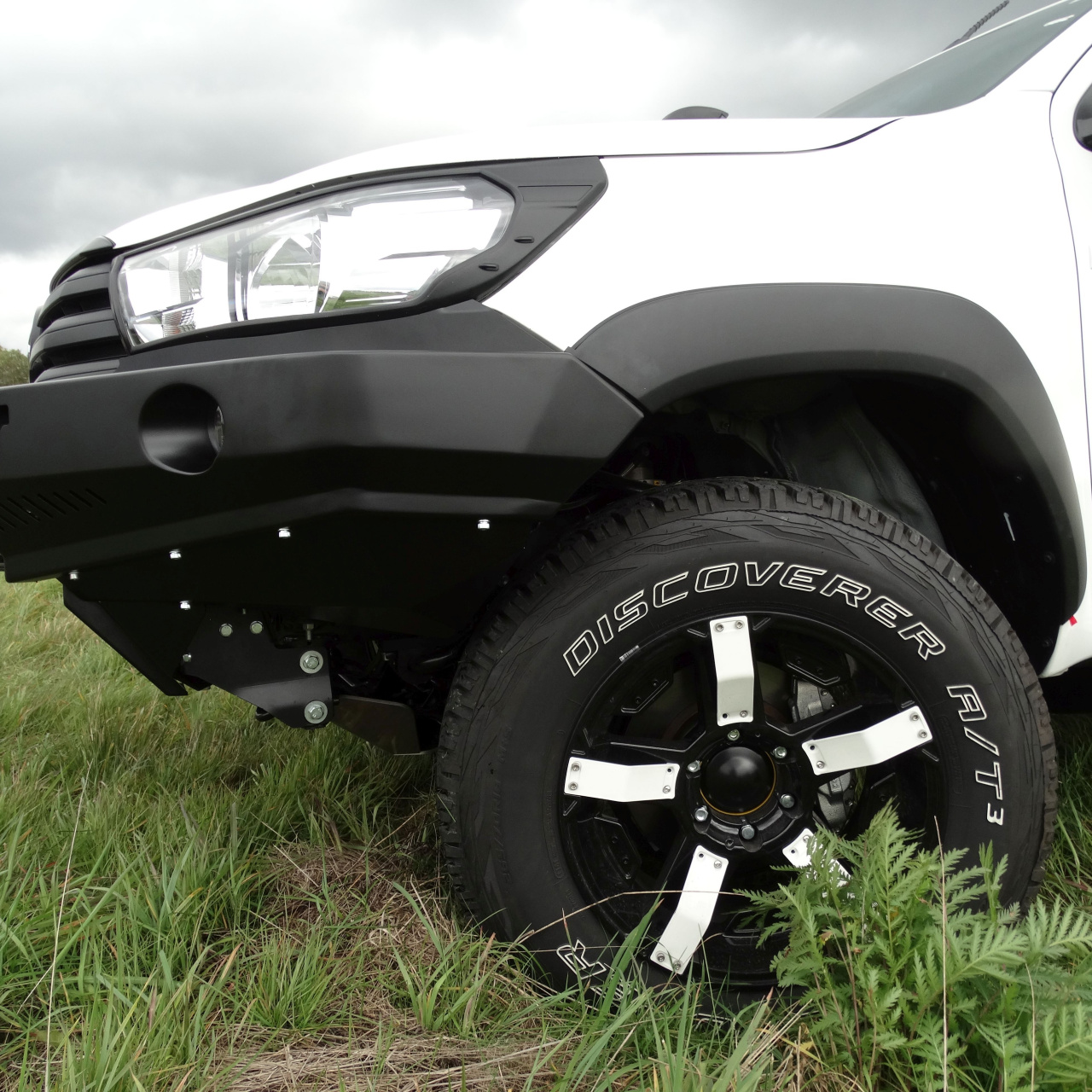 ZDERZAK PRZEDNI BEZ BULLBARA DO TOYOTY HILUX REVO 2016